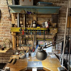 Tallers Oberts: personalitza una joia de plata amb textures creatives