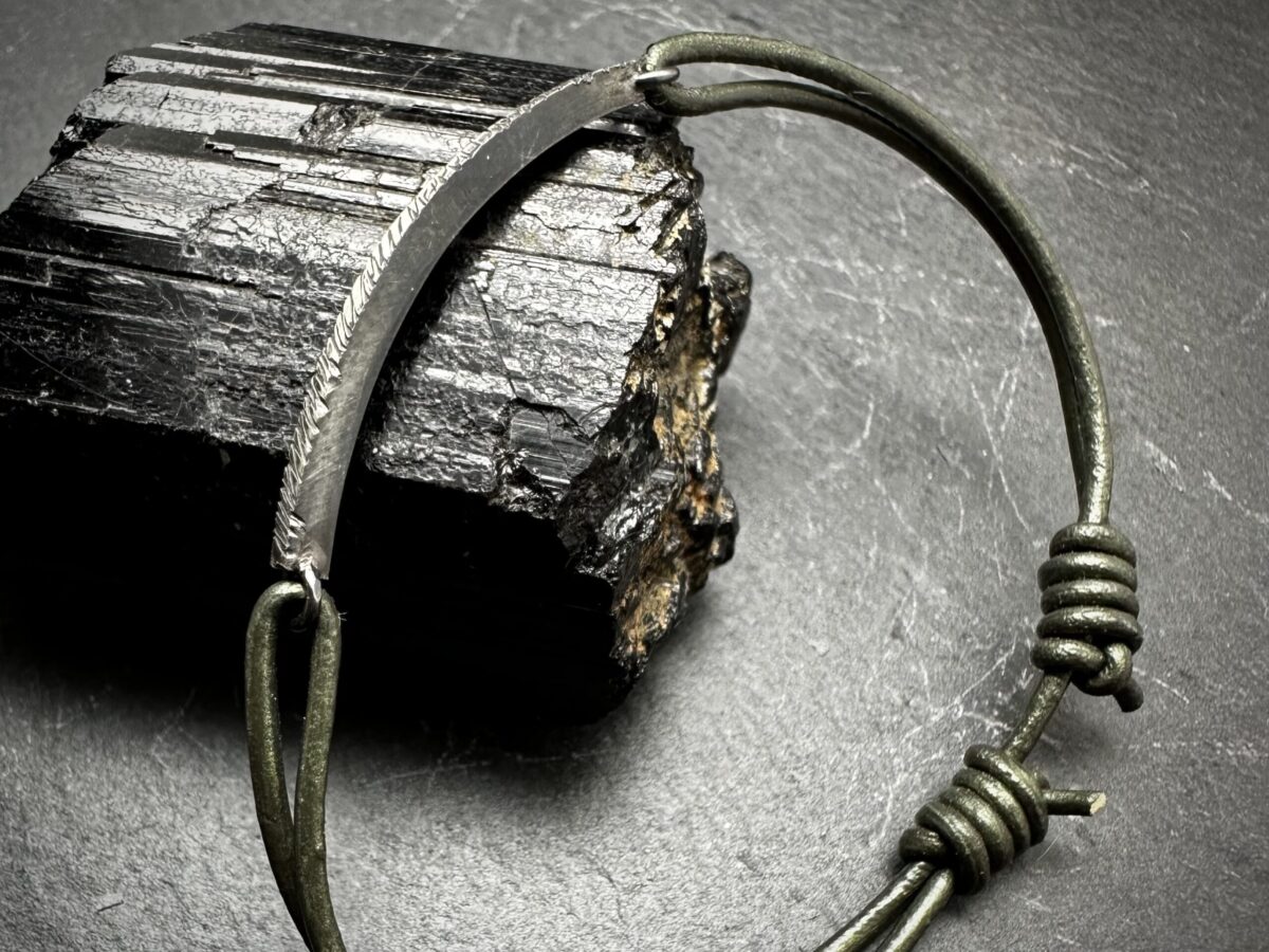 Pulsera LINE cuero textura - Imagen 3
